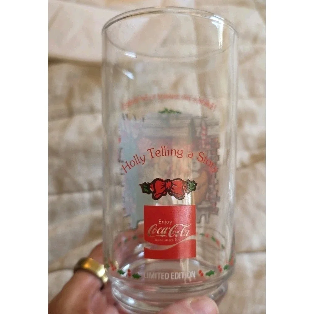 Vintage HOLLY HOBBIE Christmas Glass Coca Cola Holly Telling A Story Bear‎